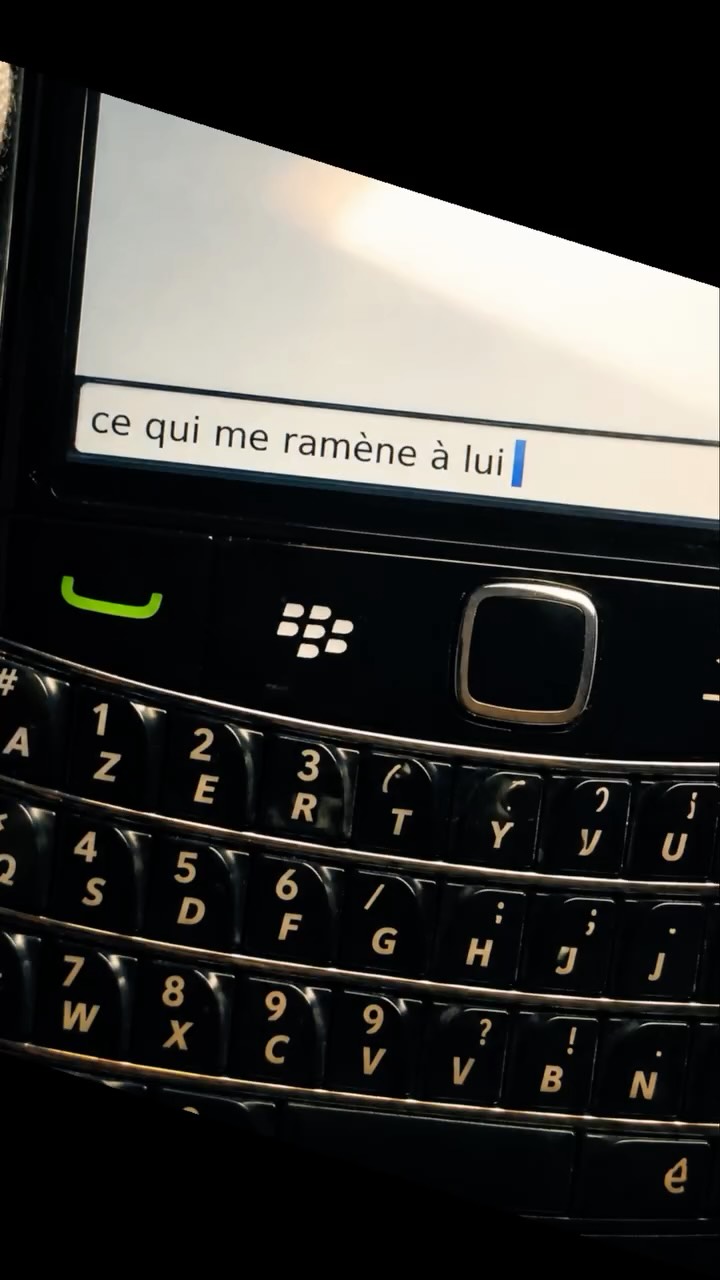 Annonce du roman sur un téléphone BlackBerry